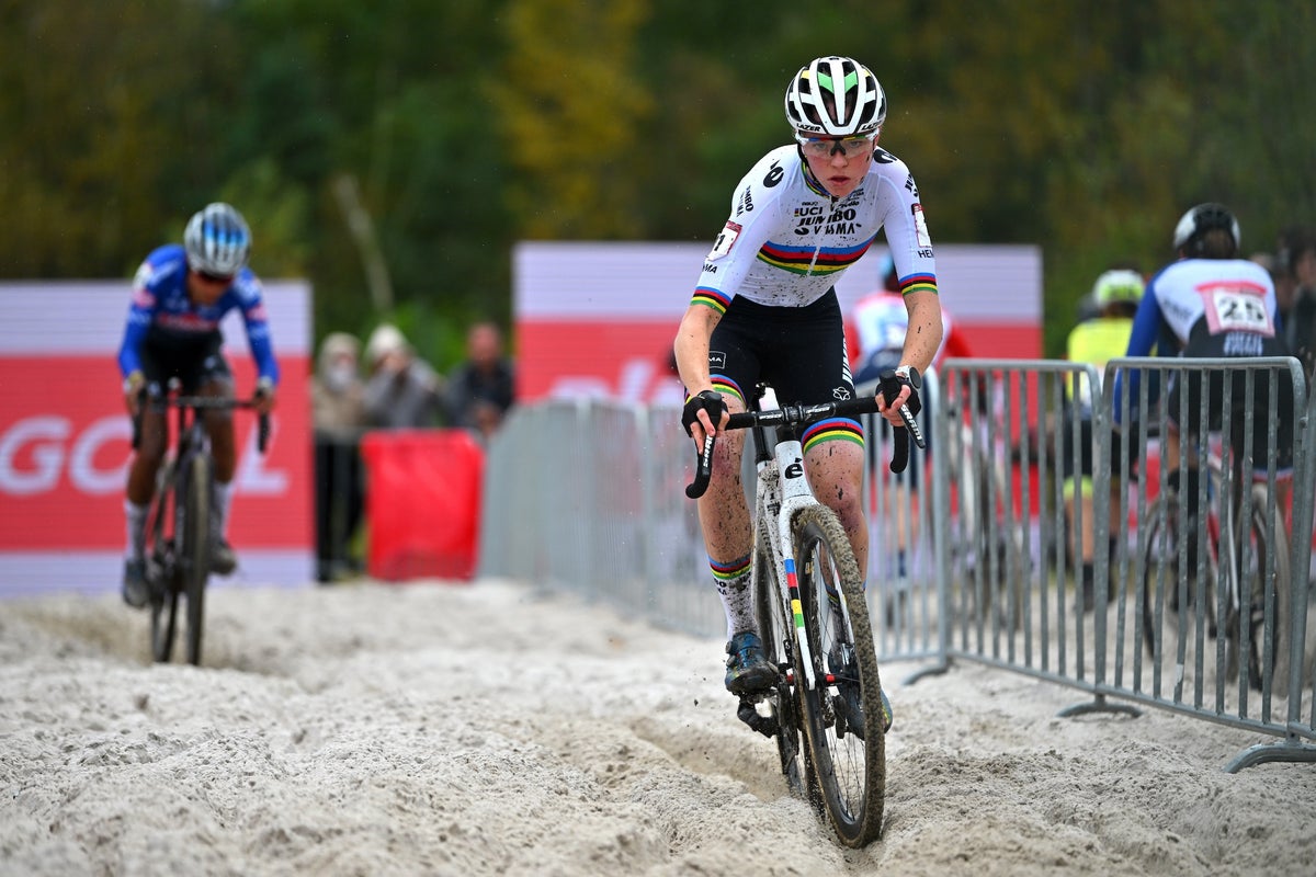 No Stopping Van Empel in Maasmechelen World Cup, Alvarado Trails in Second After Breaking Shoe