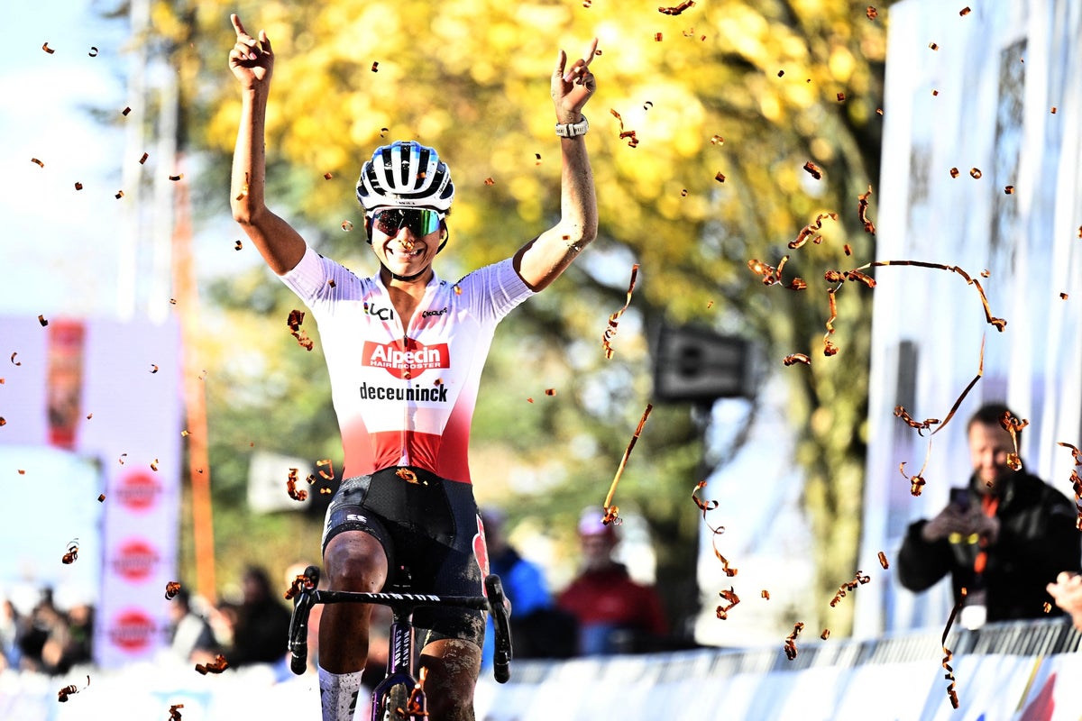 UCI Cyclocross World Cup: Alvarado Prevails Over Pieterse Following Dramatic Tussle