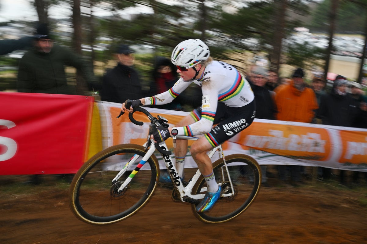 Fem Van Empel Wins Furious Tussle With Lucinda Brand in GP Sven Nys