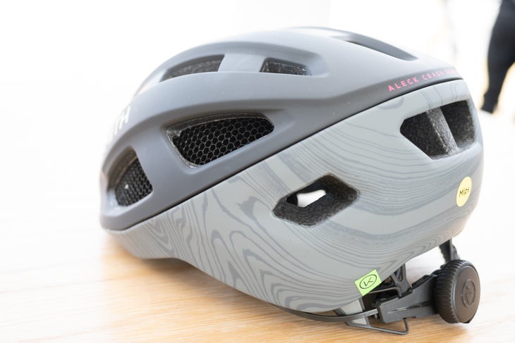 smith elevate mips helmet Level w/ Matte High Fives / Large Generous air ports on the top work with internal air channels to provide ventilation that keeps you cool on the uphill and helps maintain your focus in descent mode Smith Vantage 2 Mips Snow