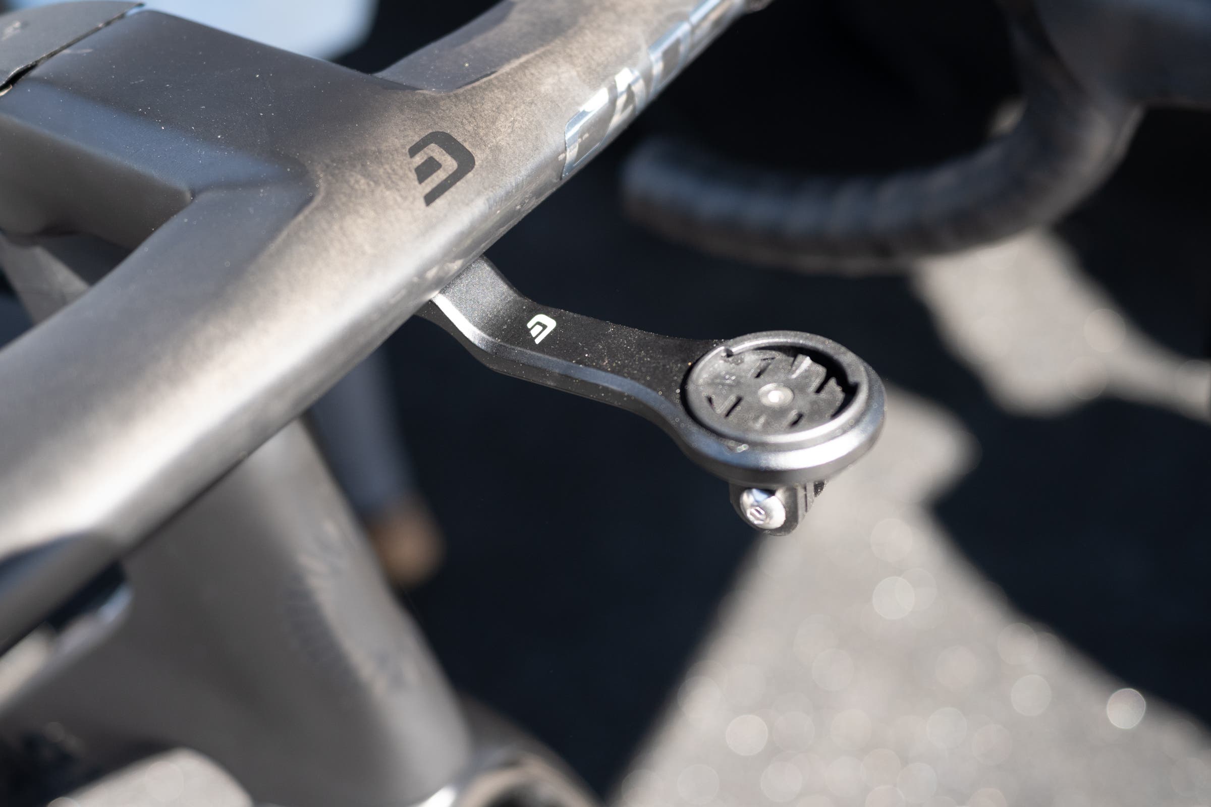 detail of the outfront mount included with the cadex one-piece bar system