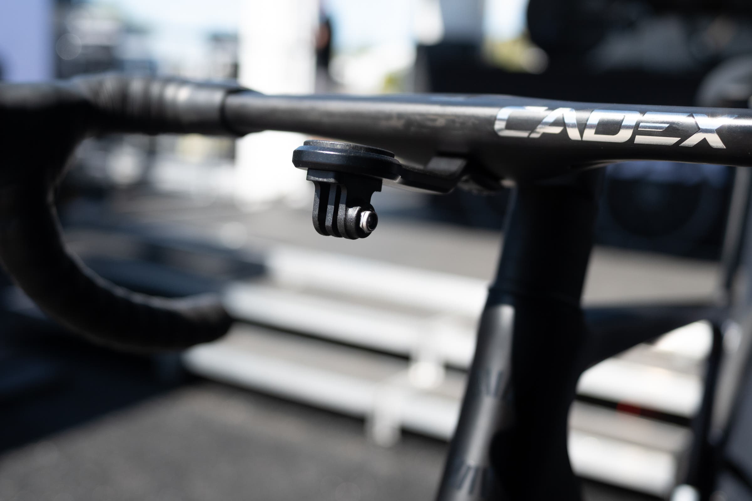detail of the outfront mount included with the cadex one-piece bar system