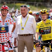MOIRANS-EN-MONTAGNE, FRANCE - JULY 21: Eddy Merckx poses between Polka dot jersey of best climber Giulio Ciccone of Italy and Lidl - Trek and Yellow jersey of race leader Jonas Vingegaard of Denmark and Jumbo - Visma at the start of stage nineteen of the 110th Tour de France 2023, a 172.8km stage from Moirans-en-Montagne to Poligny / #UCIWT / on July 21, 2023 in Moirans-en-Montagne, France. (Photo by Jean Catuffe/Getty Images)