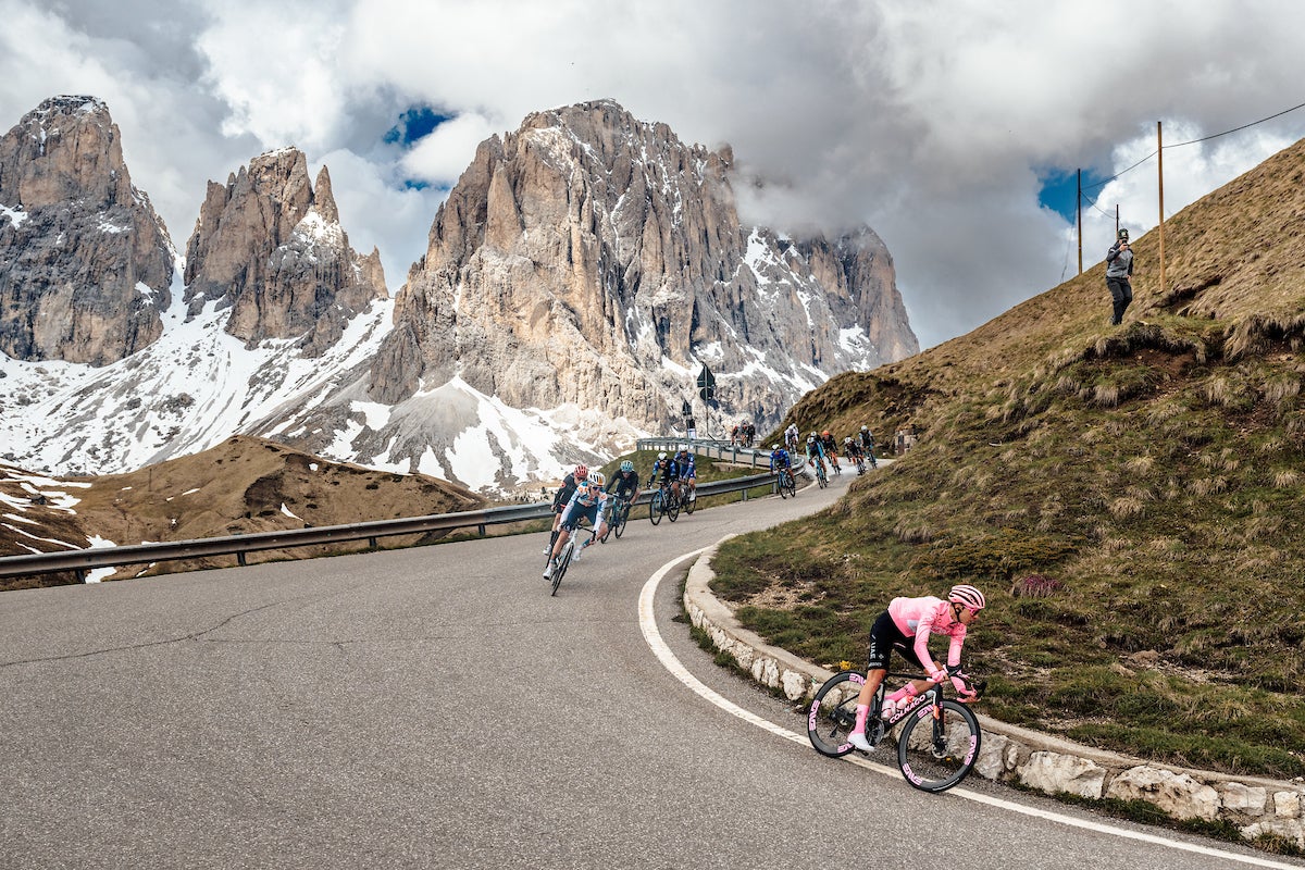 https://velo-cdn.outsideonline.com/wp-content/uploads/2024/05/CAuldPhoto-2024-GirodItalia-Stage17-7875.jpg?width=1200