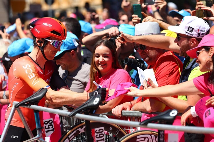 Team Ineos' British rider Geraint Thomas signs autographs prior the 9th stage of the 107th Giro d'Italia cycling race, 214km between Avezzano and Naples, on May 12, 2024 in Avezzano. (Photo by Luca Bettini / AFP)
