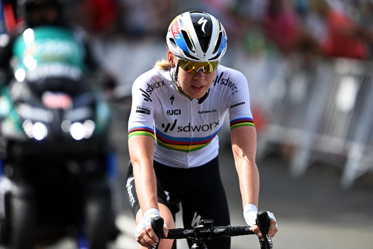 Anna van der Breggen dei Paesi Bassi e il Team SD Worx attraversano la linea di finitura durante la settima sfida Ceratizit di La Vuelta 2021, Fase 4 A 107,4 km su Stage da As Pontes a Santiago de Compostela / @challengevuelta / #ceratizitchallenge21 / a settembre 05 , 2021 a Santiago de Compostela, Spagna. (Foto di Stuart Franklin/Getty Images)