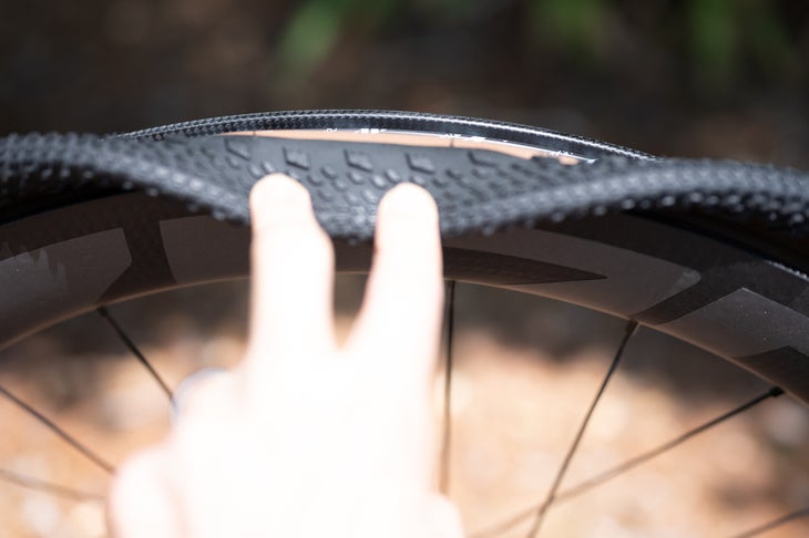 Zipp 303 XPLR SW bead edge