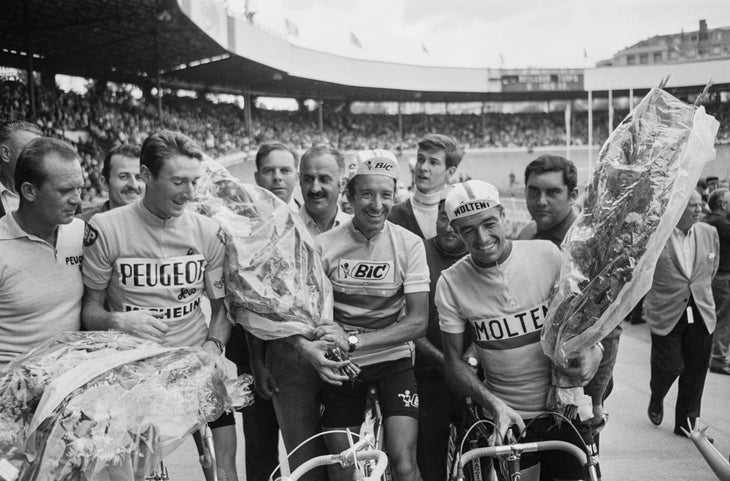 Les trois finalistes du Tour avec, de gauche à droite, le Français Roger Pingeon, vainqueur du Tour, l'Espagnol Jimenez (2e) et l'Italien Balmamion (3e) au Parc des Princes, à Paris, France, le 23 juillet 1967. (Photo by KEYSTONE-FRANCE/Gamma-Rapho via Getty Images)