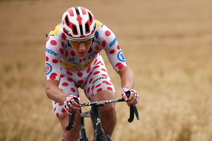 O ciclista norueguês Jonas Abrahamsen, da equipe Uno-X Mobility, anda de bicicleta em uma fuga solitária durante a oitava etapa da 111ª edição do Tour de France, 183,5 km entre Semur-en-Auxois e Colombey-les-deux-Eglises, em 6 de julho de 2024. (Foto de Anne Christine Pujolat/AFP)