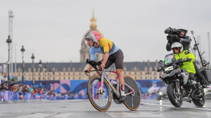 remco-evenepoel-at-2024-Olympics-time-trial-specialized-shiv-tt-forward-50-bike