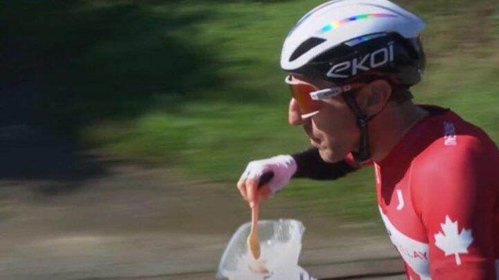 Michael Woods eats baking soda / sodium bicarbonate during road worlds