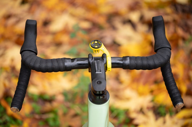 Zipp XPLR handlebars and K-edge mount on a Pivot Vault