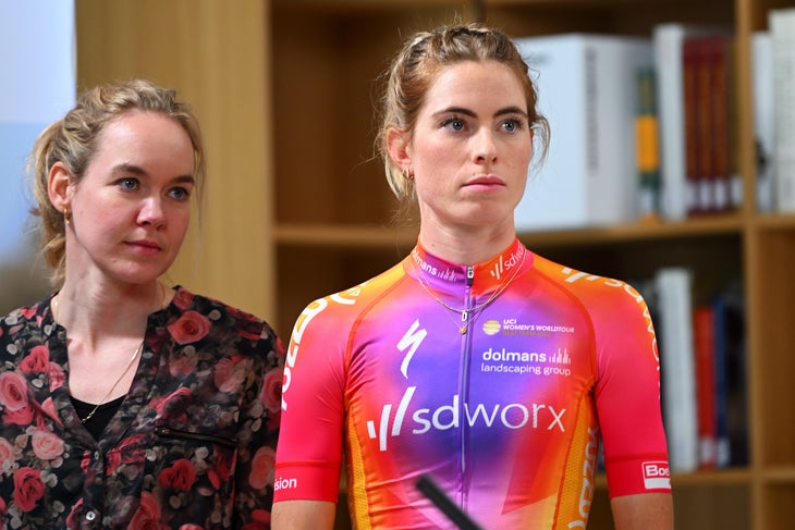 ANTWERP, BELGIO - 17 gennaio: (LR) Anna van der Breggen dei Paesi Bassi SportDirector e Demi Vollering dei Paesi Bassi durante la squadra SD Worx 2023 - Presentazione del team il 17 gennaio 2023 ad Antwerp, Belgio. (Foto di Luc Claessen/Getty Images)