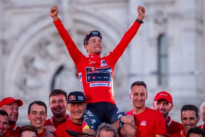 Madrid, Spagna - 8 settembre: Primoz Roglic (C) della Slovenia e della squadra Red Bull Bora - Hansgrohe celebra la sua vittoria sul podio con la sua squadra alla fine del 79 ° tour della Spagna 2024 - Fase 21 dell'8 settembre 2024 a Madrid a Madrid , Spagna. (Foto di Alberto Gardin/Eurasia Sport Images/Getty Images)