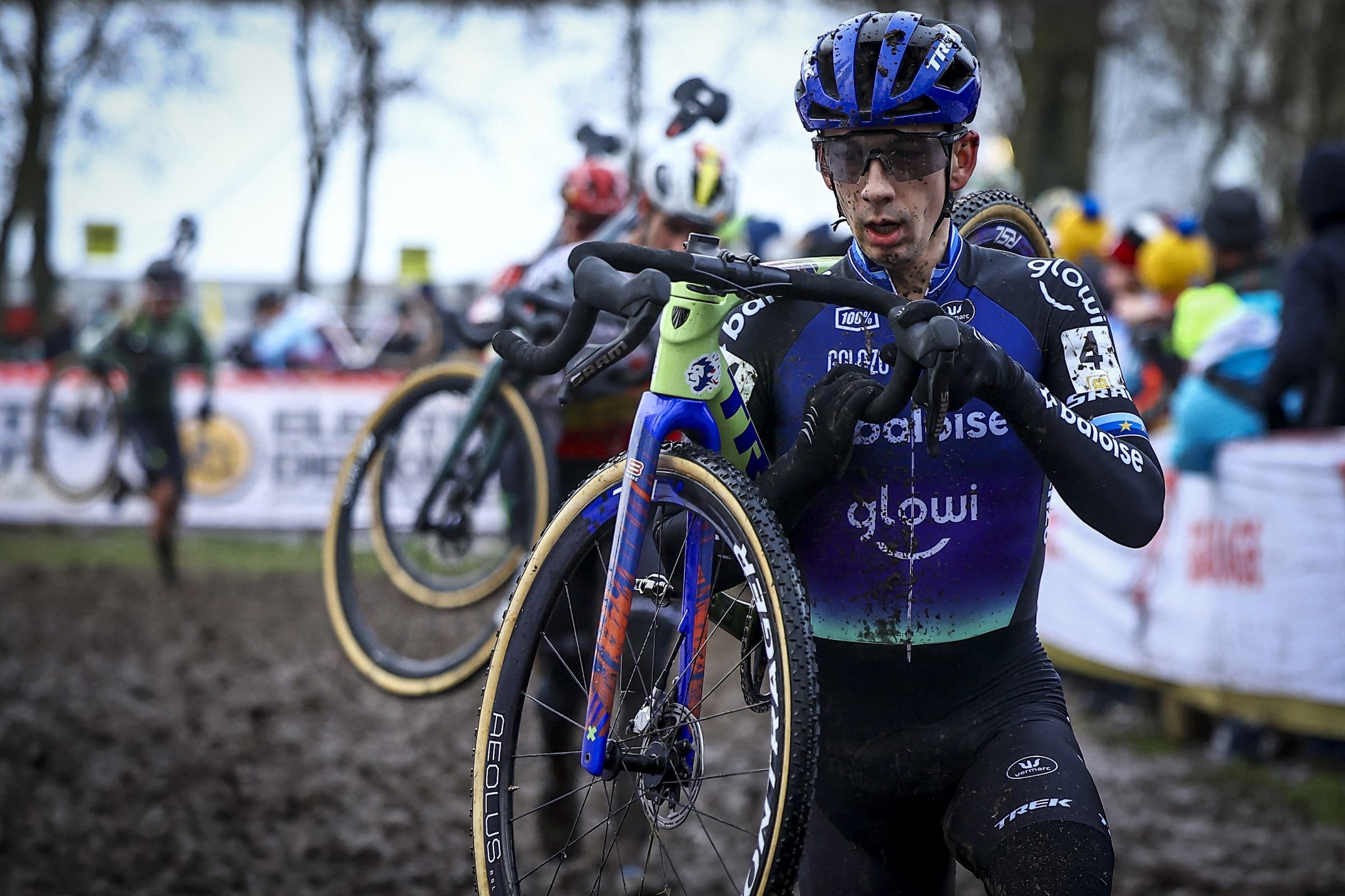 Lars van der Haar Pops Dislocated Shoulder Back in Mid-Race