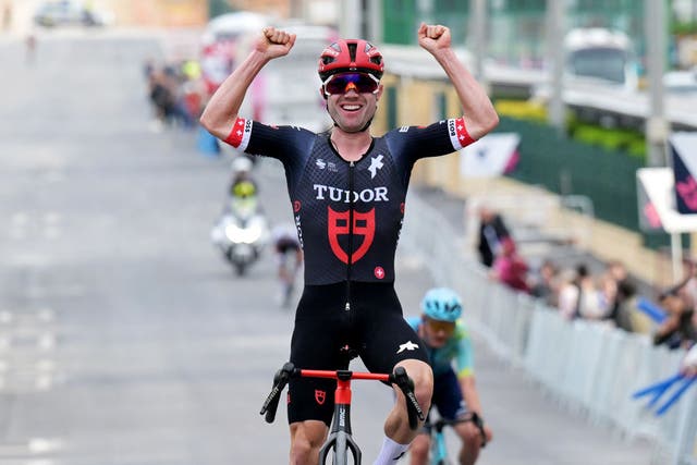 New Teams, Big Wins: Hirschi, Reusser, Narváez Deliver in High-Pressure Debuts
