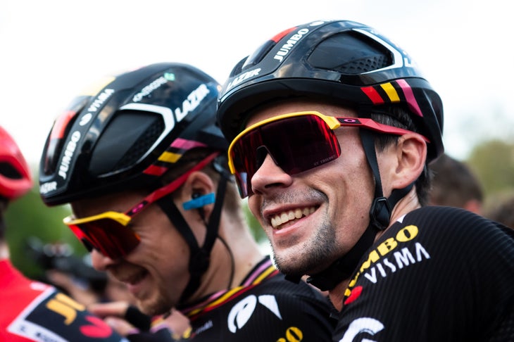 Madrid, Spagna - 2023/09/17: Primoz Roglic e Jan Tratnik del team Jumbo Visma alla fine della fase 21 della gara di biciclette spagnole La Vuelta a Plaza de Cibeles. (Foto di Alberto Gardin/SOPA Images/Lightrocket tramite Getty Images)