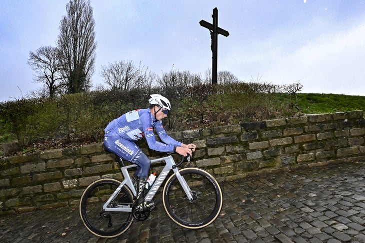 Jasper Philipsen del Belgio di Alpecin-Deceuninck cavalca sul Muur di Geraardsbergen durante la ricognizione della pista davanti alla gara di ciclismo di un giorno