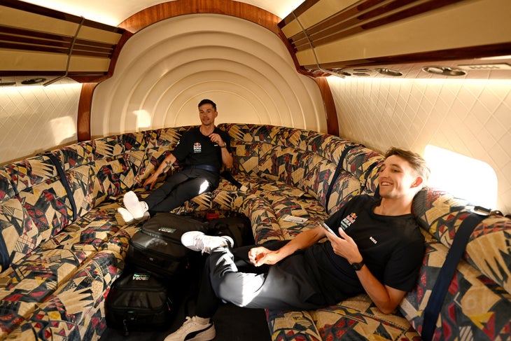 Salzburg, Austria - 26 giugno: (LR) Primoz Roglic di Slovenia e Jai Hindley of Australia e Team Red Bull - Bora - Hansgrohe durante il volo dell'aereo Douglas DC -6b presso la squadra di lancio ufficiale Red Bull - Bora - Hansgrohe a giugno 26, 2024 a Salisburgo, Austria. (Foto di Tim de Waele/Getty Images)