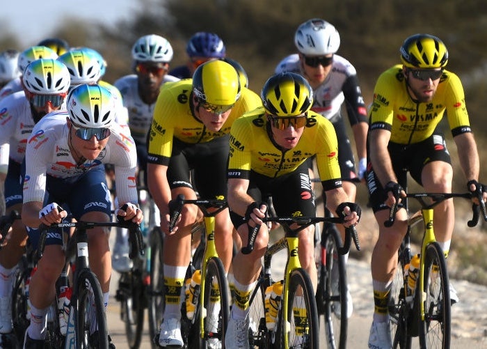 Visma-LEASE Una bici sta usando caschi di prova a cronometro nelle gare su strada Visma-LEASE Una bici sta usando caschi di prova a cronometro nelle gare su strada