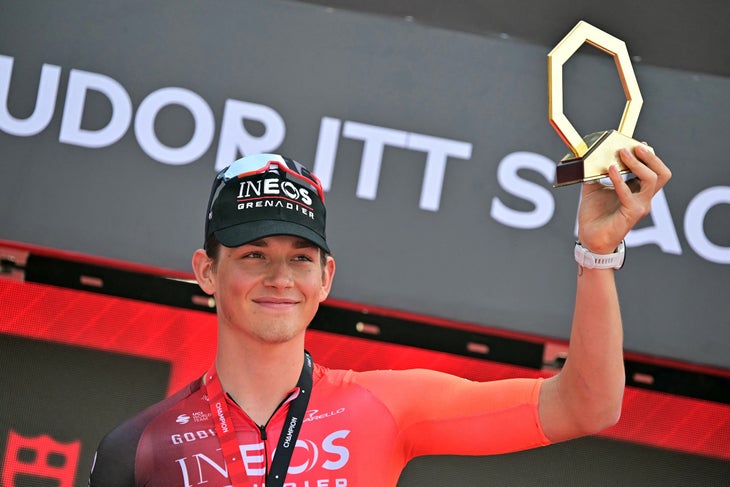Il pilota britannico di INEOS Grenadiers Joshua Tarling celebra il podio dopo aver vinto la seconda fase della gara di ciclismo del tour degli Emirati Arabi Uniti ad Al-Hudayriyat ad Abu Dhabi il 18 febbraio 2025. (Foto di Giuseppe Cacace / AFP)
