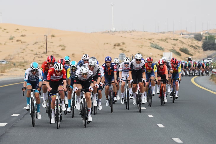 QIDFA, Emirati Arabi Uniti - 20 febbraio: (LR) Pello Bilbao Lopez de Armendia di Spagna e Team Bahrain Victorious, Tadej Pogacar di Slovenia e Emirate della squadra degli Emirati Arabi Uniti - STAGGIO REDGIO e Florian Vermeersch di Belgium e Team Emirati Arabilia Fujairah Qidfa Beach a Umm al Quwain / #uciwwt / il 20 febbraio 2025 a Fujairah Qidfa Beach, Emirati Arabi Uniti. (Foto di Dario Belingheri/Getty Images)