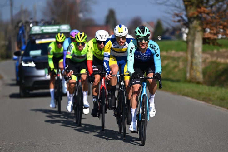 KUURNE, Belgio - 02 marzo: Dries de Bondt del Belgio e la squadra Decathlon Ag2r La Mondiale guida la fuga durante il 77 ° Kuurne - Bruxelles - Kuurne 2025 a 196,9 km un giorno da Kortrijk a Kuurne il 02 marzo 2025 a Kuurne, Belgium. (Foto di Luc Claessen/Getty Images)