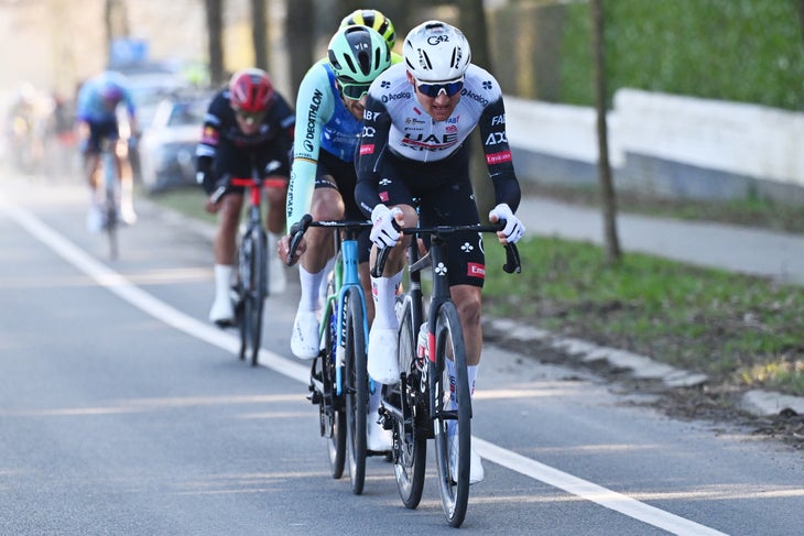 KUURNE, Belgio - 02 marzo: Tim Wellens del Belgio e Team Team Emirates Emirates nella fuga durante il 77 ° Kuurne - Bruxelles - Kuurne 2025 a 196,9 km una gara di un giorno da Kortrijk a Kuurne il 02 marzo, 2025 a Kuurne, Belgium. (Foto di Luc Claessen/Getty Images)