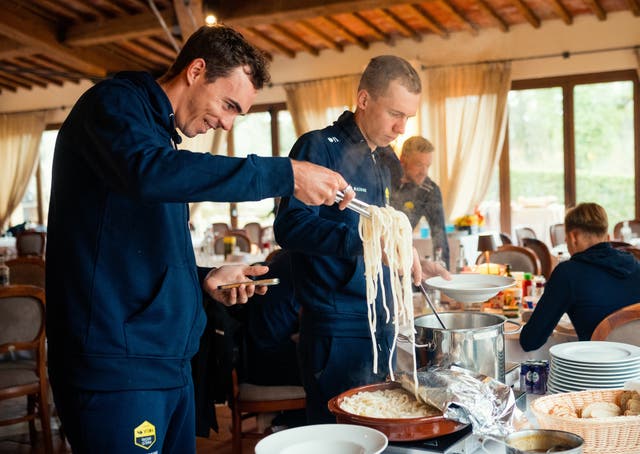 15 Burgers, 5kg Pasta, 70+ Bananas: The Monumental Calorie Burn of Tour of Flanders, and How the Peloton Really Fuels