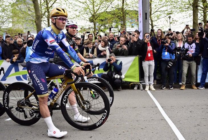 Belgian Remco Evenpoel di Soudal Quick Step e Sloven Tadej Pogacar della squadra degli Emirati Arabi Uniti Emirates nella foto all'inizio della gara maschile della