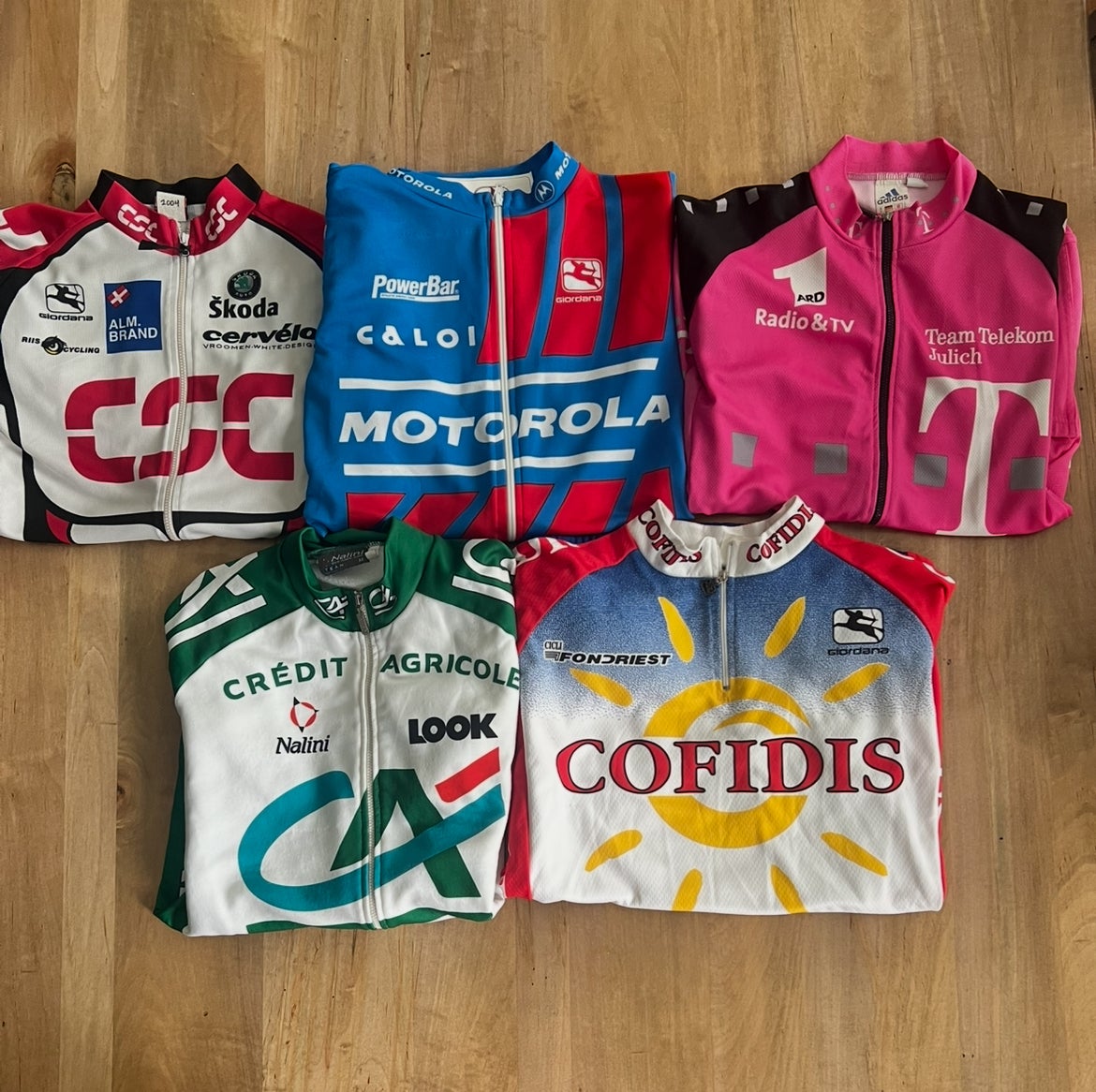 Le maglie che un ciclista professionista in pensione ha tenuto da una carriera di 20 anni Le maglie che un ciclista professionista in pensione ha tenuto da una carriera di 20 anni