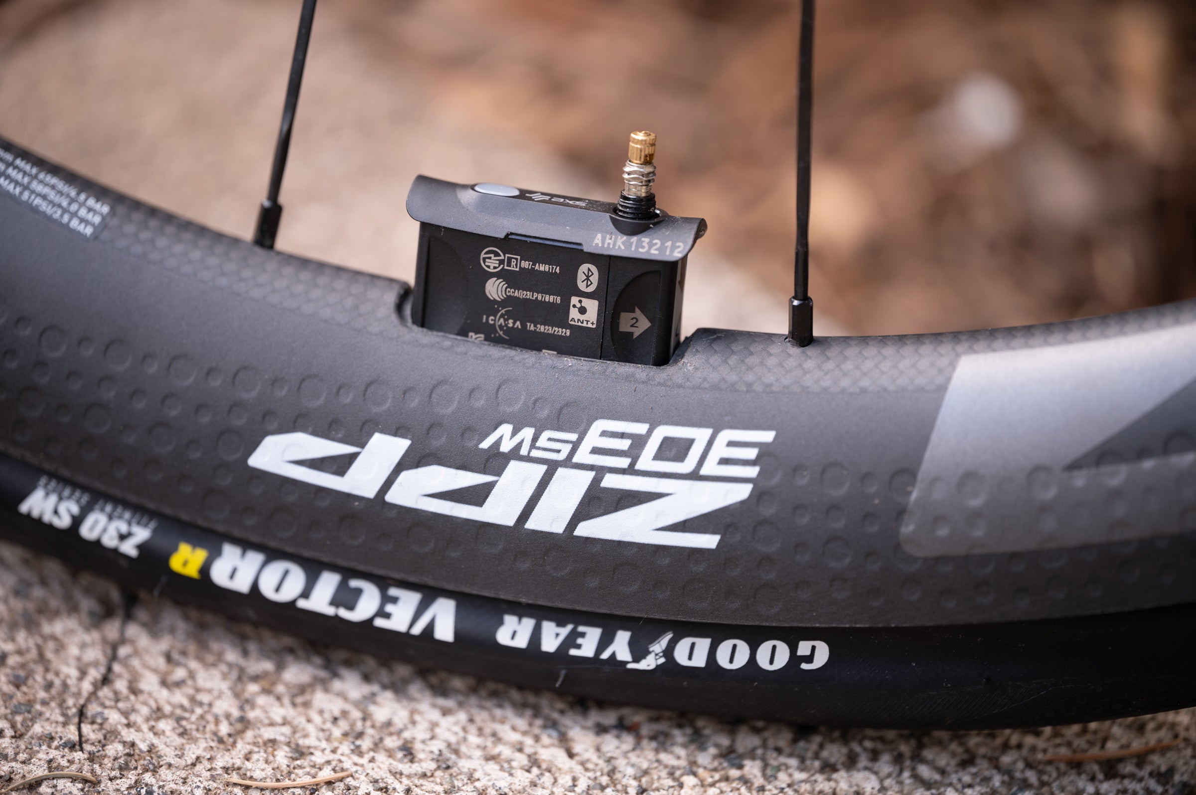 AXS tire sensor in Zipp 303 SW