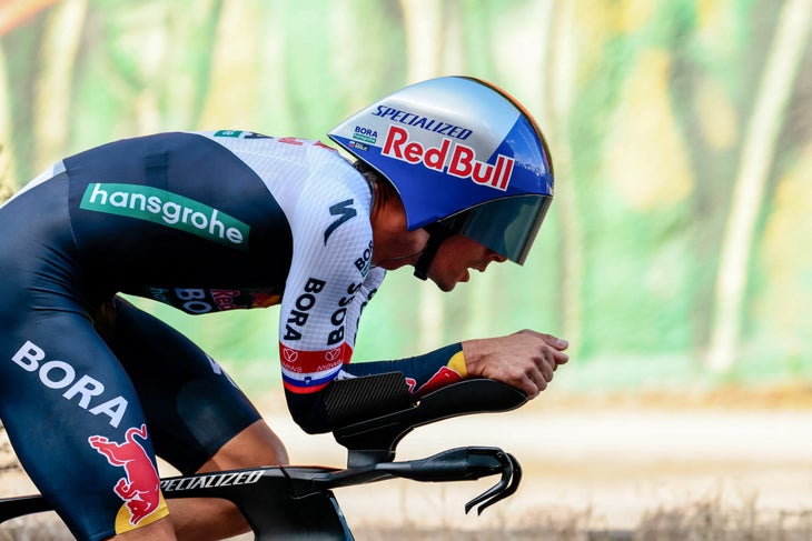 In der zweiten Phase des 108. Giro d'Italia Cycling-Rennens konkurriert Red Bull-Bora-Hansgrohe's Slowenian Rider Primoz RogLic am 10. Mai 2025 in Tirana, Albanien, eine persönliche Zeit von 13,7 km von Tirana nach Tirana.
