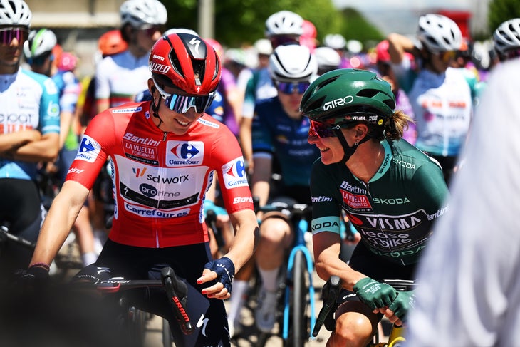 Pedrola, Spagna - 07 maggio: (LR) Femke Gerritse dei Paesi Bassi e Team SD Worx - Protime - Red Leader Jersey e Marianne Vos of Netheralands e Team Visma | Lease a Bike - Green Points Jersey prima dell'11 ° La Vuelta Femenina 2025, stadio 4 A 111,6 km da Pedrola a Borja 434m / #uciwwt / il 07 maggio 2025 a Pedrola, in Spagna. (Foto di Szymon Gruchalski/Getty Images)