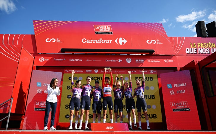 BORJA, SPAIN - MAY 07: A general view of stage winner - Anna van der Breggen of Netherlands, Mischa Bredewold of Netherlands, Elena Cecchini of Italy, Femke Gerritse of Netherlands - Red Leader Jersey, Mikayla Harvey of New Zealand, Femke Markus of Netherlands, Lisa van Belle of Netherlands and Team SD Worx - Protime celebra al podio come miglior vincitori della squadra durante l'11 ° La Vuelta Femenina 2025, fase 4 a 111,6 km da Pedrola a Borja / #uciwwt / il 07 maggio 2025 a Borja, in Spagna. (Foto di Szymon Gruchalski/Getty Images)