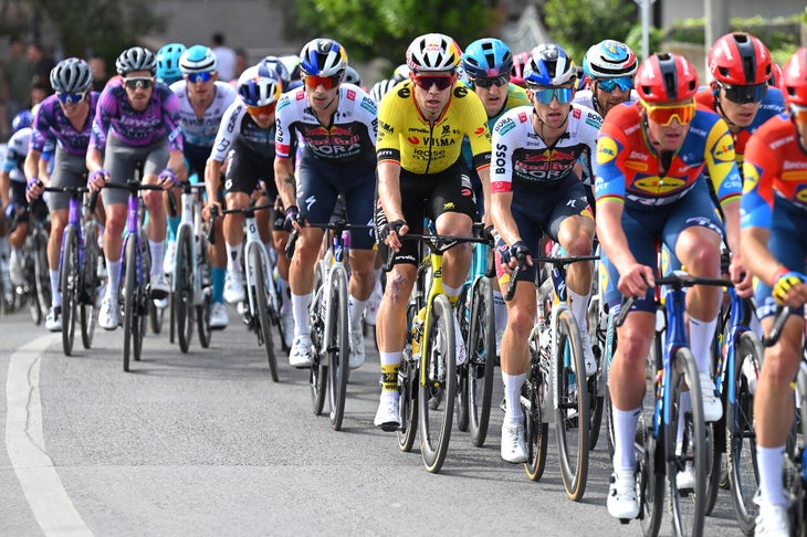 Tirana - 9. Mai: (LR) Wout Van Aert und Visma -Team von Belgien | Mieten Sie ein australisches Fahrrad mit Jai Hindley und Red Bulls - Bora - Hansgrohe beim 108. Giro d'Italia 2025, von Durres bis Tirana / #uciwt / Stufe 1 A Stufe 1 160 km, 9. Mai 2025, 9. Mai 2025, in Tirana, Albania, Albania, Albania. (Foto von Tim de Waele/Getty Images)