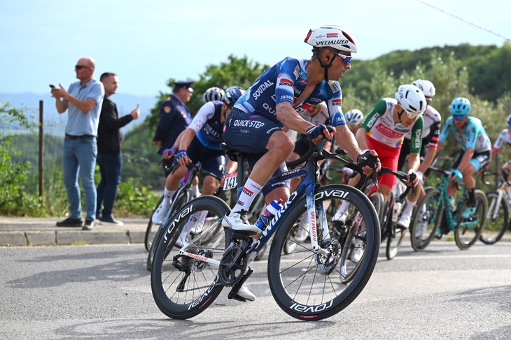 Tirana, Albania - 09 maggio: Mikel Landa di Spagna e il Team Soudal Quick Step compete durante il 108 ° Giro d'Italia 2025, stadio 1 a 160 km da Durres a Tirana / #uciwt / il 09 maggio 2025 a Tirana, Albania. (Foto di Tim de Waele/Getty Images)