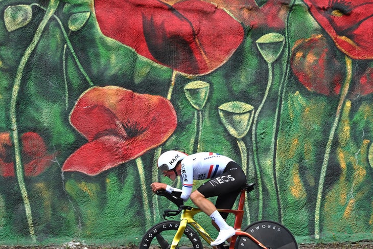 Tirana, Albania - May 10: (Editor's Note: Alternative Crop) Joshua Tarling and Ineos Grenadiers team of Great Britain at the 108th Giro d'Italia 2025, Phase 2, Phase 2 is a 13.7km personal time trial phase from Tirana to Tirana / #uciwt / #uciwt / May 10, 2025, Tirana / 20255, Tirana, Tirana, Albanien. (Foto von Dario Belingheri/Getty Images)