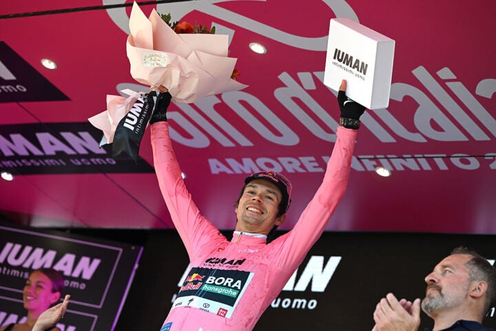 Roglič und sein Iuman -Boxer in Giro d'Italia