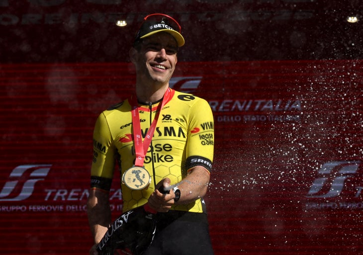 Siena, Italien - 18. Mai: Belgiens Wout Van Aert und Visma Team | Mieträder feiern die Bühnenmeisterschaft bei der 108. Italia 2025 Giro d'Italia, Phase 9, von Gubbio bis 18. Mai 2025 in Siena, Italien. (Foto von Tim de Waele/Getty Images)