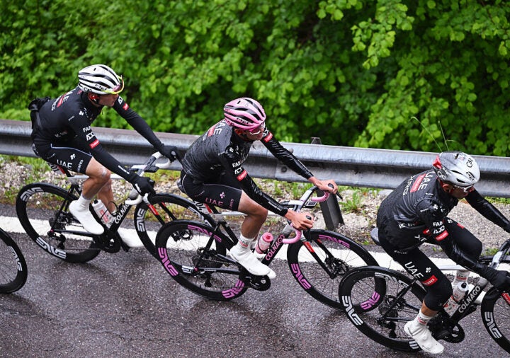 Riders navigating wet roads during the⁣ Giro stage