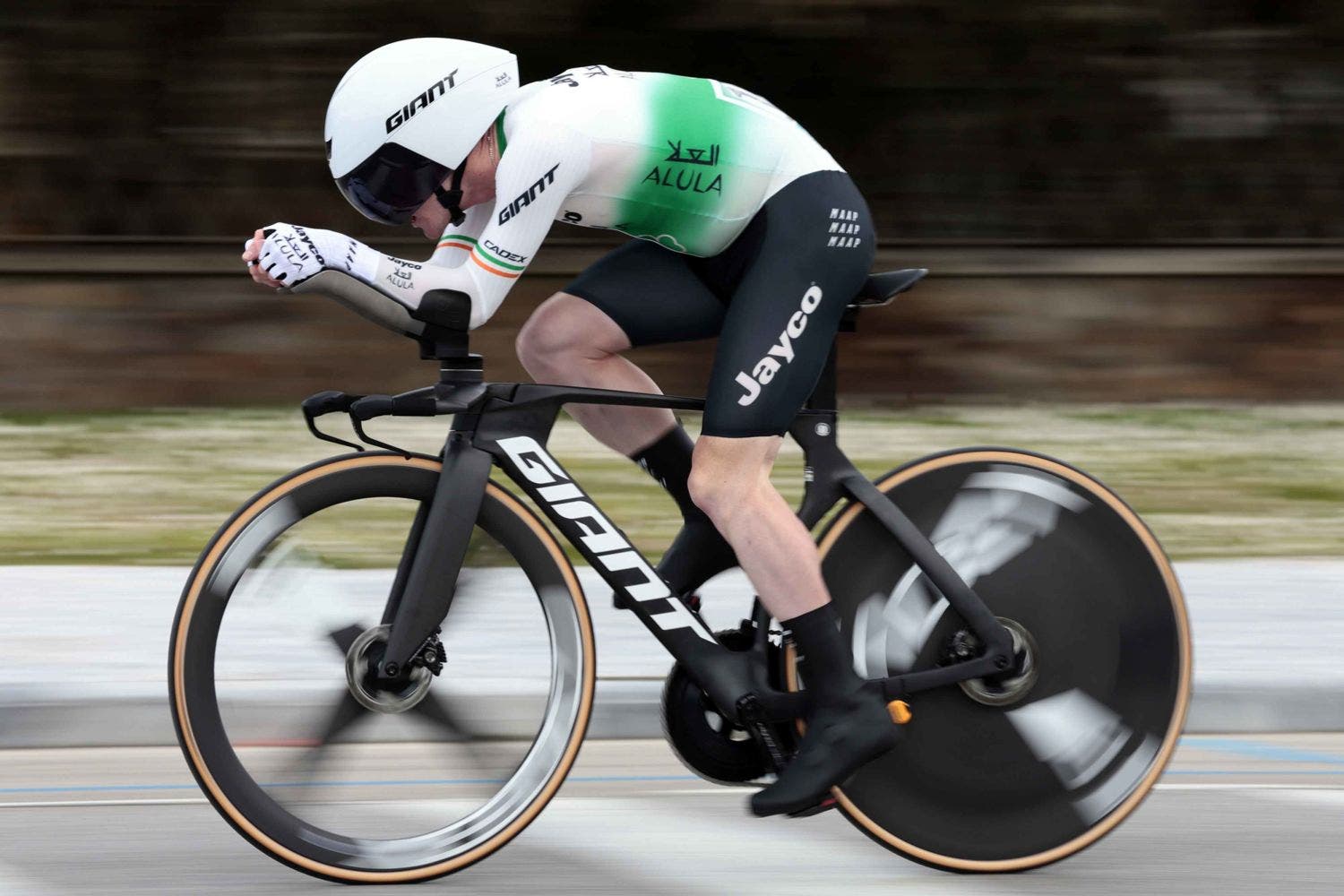 Team Jayco Alula during. TT race with the Giant Rivet MIPS helmet