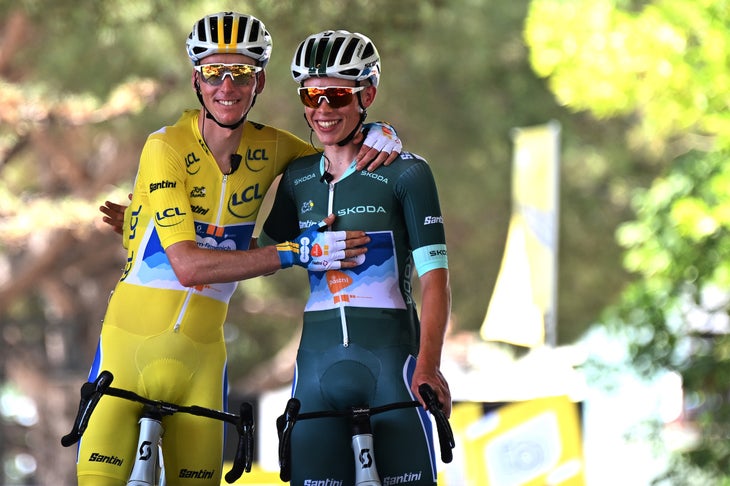 Cesenatico, Italien - 30. Juni: Romain Bardet von Frankreich - niederländischer gelber Leader Jersey und Frank Van Den Broek und DSM - Firmlenich Postnl Team - 111. Tour de France 2024 111. Tour de France, Stufe 2 2 A 199,2KM Stage von Cesenato bis Bogologna /#uciwt, 199.2km, am 30. Juni, in 2022, in 2022, in der 8.22. (Foto von Tim de Waele/Getty Images)