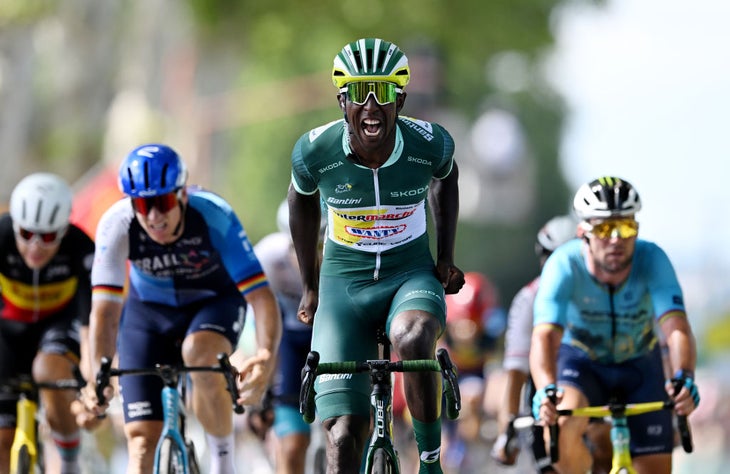 VILLENEUVE-SUR-LOT, FRANCE - JULY 11: Biniam Girmay of Eritrea and Team Intermarche - Wanty - Green Sprint Jersey (C) celebrates at finish line as stage winner during the 111th Tour de France 2024, Stage 12 a 203.6km stage from Aurillac to Villeneuve-sur-Lot / #UCIWT / on July 11, 2024 in Villeneuve-sur-Lot, France. (Foto: Getty Images)