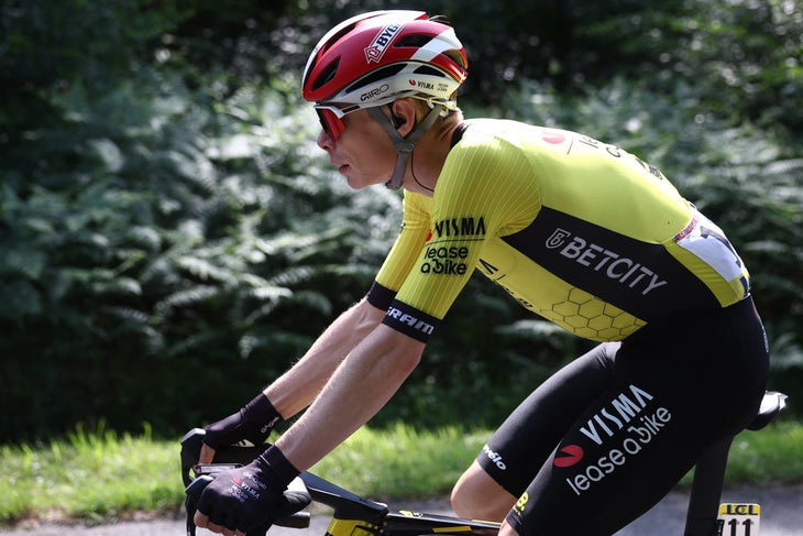 Team Visma | Affittare un pilota danese di una bici Jonas Vingegaard Cicli durante la prima fase della 77a edizione della Criterium du Dauphine Cycling Race, 195,8 km tra Domérat e Montlucon, l'8 giugno 2025. (Foto di Anne-Christine Poujoulat / AFP)