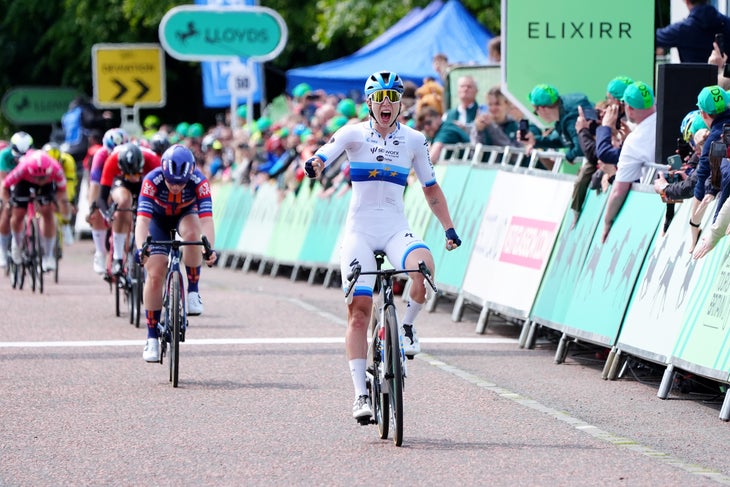 Lorena Wiebes vom SD Worx -Team überquerte die Ziellinie und gewann die vierte Phase der British Women's 2025 Lloyds Tour von Glasgow. Bilddatum: Sonntag, 8. Juni 2025. (Jane Barlow/PA Bild über Getty Bildfoto)