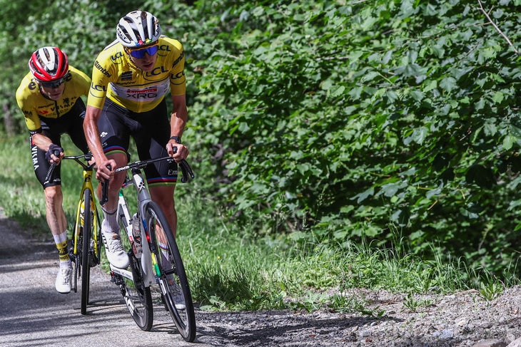 Equipo VISMA - Al arrendar el piloto danés de una bicicleta Jonas Vingegaard (L) y los EAU Emirates XRG Tadej Pogačar con el ciclo de camiseta amarilla del líder en general durante la 77ª edición del 77 ° edición del criterio du dauphine ciclando la carrera, 131,6 km entre el abuelo y el valle de jubas, 2025, 2025, 2025, 2025, 2025, 2025, 2025. (Foto de Anne-Christine Poujoulat / AFP)