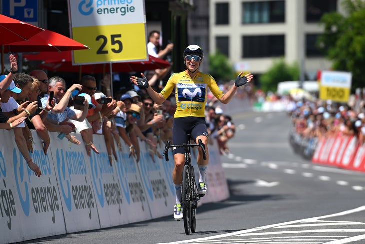 Kusnacht, Switzerland - June 15: Marlen Reusser and Movistar team of Switzerland - Yellow Leader Jersey celebrates on the finish line at the 5th Suez Women's 2025 Stage Championship 2025, Phase 4, on stage from Kusnacht to Kusnacht to Kusnacht / #uciwwwt / June 15, on June 15, 2025, KUSNACH, KUSNACH, SWITACH, Switach, Switach, Switach (Foto von Tim de Waele/Getty Images)