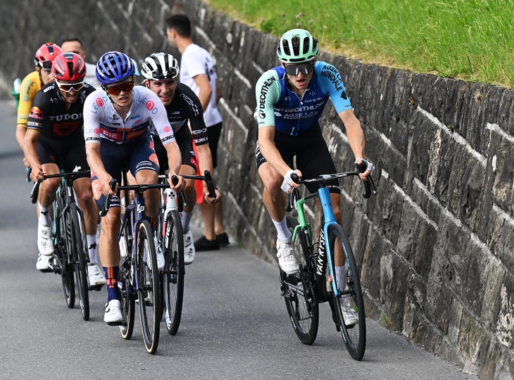 Emmetten, Switzerland - June 21: (LR) Julian Alaphilippe and Team Tudor Pro Cycling in France, Oscar Onley and Team Picnic Postnl in the UK, Joao Almeida in Portugal, Joao Almeida in Portugal, Emirates of Portugal and the UAE - XRG -Black Point and feelia -XRG -Black Point of The Outia and Team decee Die Oultia und Dekee The Deee Velle und warum 8 8 Schweizer Ring 2025, Phase 7, von Neuhausen Am AM Rheinfall bis Emmetten 755 m / #uciwt / 207,3 km / 21. Juni 2025 in Emmetten, Schweiz. (Foto von Tim de Waele/Getty Images)