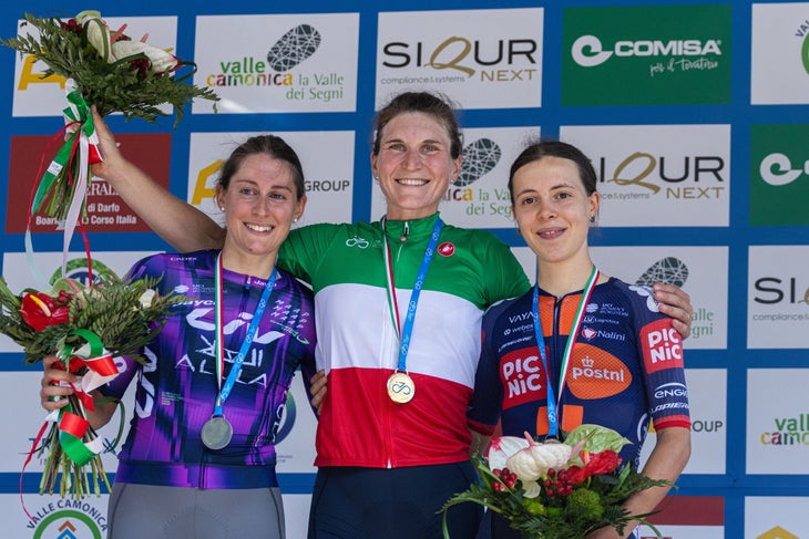 Das Podium für die italienische Straßenradmeisterschaft 2025 fand am 28. Juni 2025 in Darfo Boario Terme, Italien, statt.